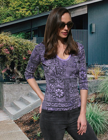 Baroque Flower V neck - Black/Lavender