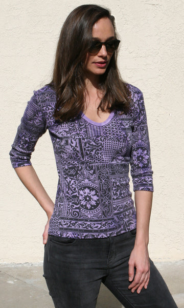 Baroque Flower V neck - Black/Lavender